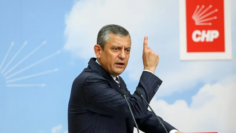 ÖZGÜR ÖZEL: “704 YIL YARGILANAN SERBEST, 4 YIL YARGILANAN TUTUKLU”